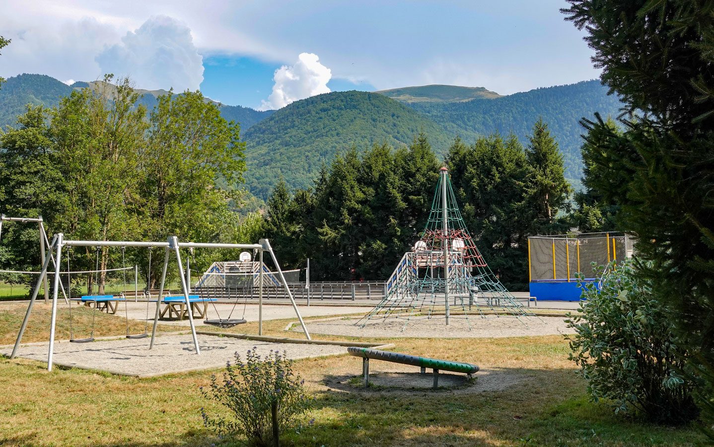 Aire de jeux pour enfants au Camping Pradelongue
