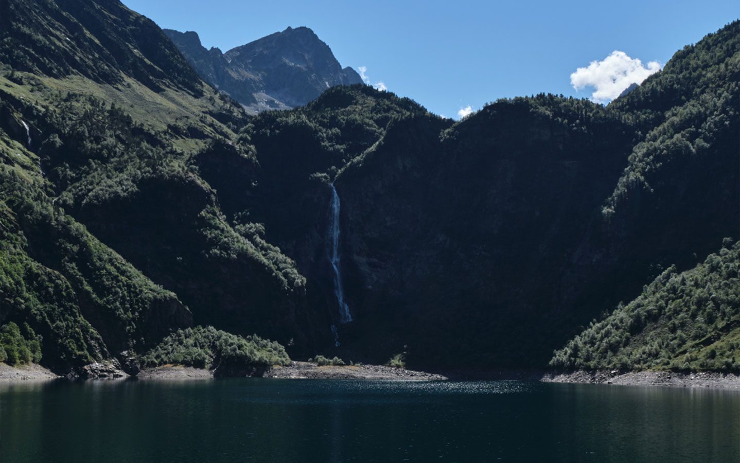 Lac et cascade d'Oo