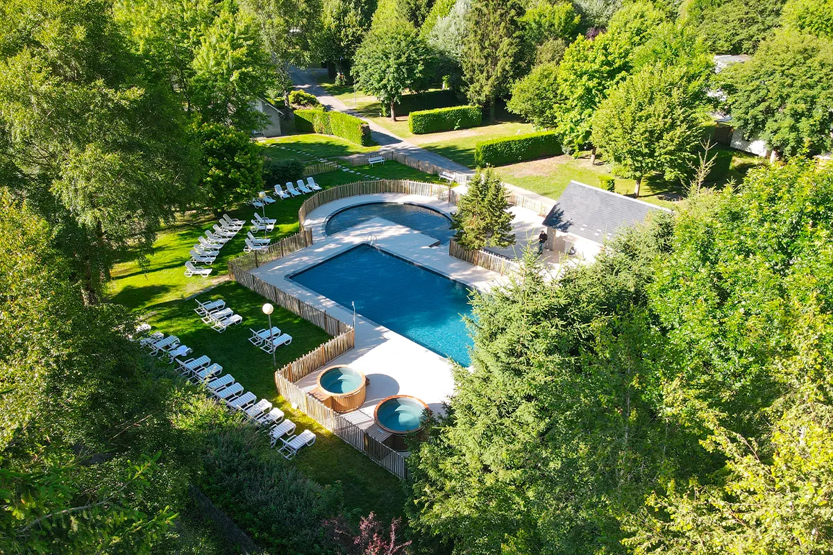 Espace aquatique du camping entouré d'arbres, vue aérienne large