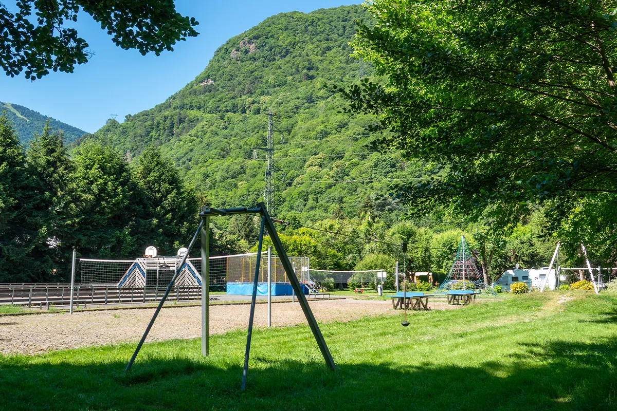 Aire de jeux et city-stade du camping face aux montagnes des Pyrénées