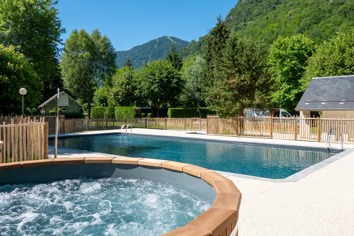 Bain à remous et piscine extérieure chauffée du Camping Pradelongue